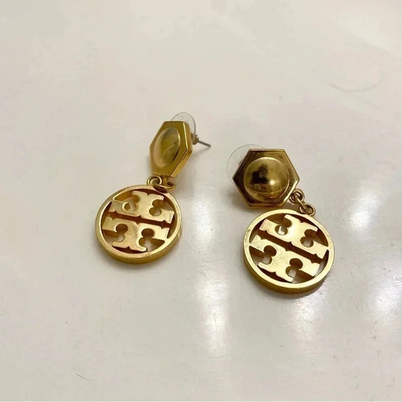 Tory Burch Logo Drop Earrings Gold Small Version - Picture 3 of 4